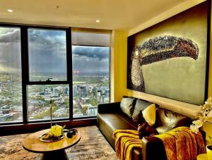墨尔本High rise top view 2bed2bath的带沙发和大窗户的客厅