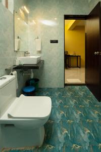 比纳里姆D7 La Serene的浴室配有白色卫生间和盥洗盆。