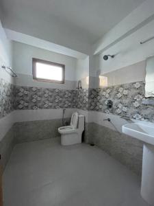 马拉里Cloud 9 Chalet的一间带卫生间和水槽的浴室