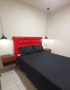 塔里哈Apartamento céntrico Frida's todo nuevo的卧室里一张红色床头的床