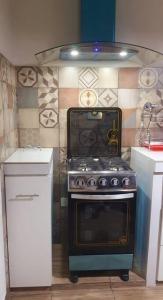 塔里哈Apartamento céntrico Frida's todo nuevo的厨房配有炉灶和台面
