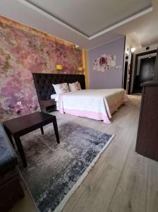 奇夫利克Park Hotel Fairy的一间卧室设有一张床和鲜花墙