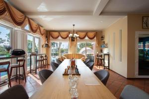 梅尔皮姆Hacienda Resort - Mae Phim的客厅配有大型木桌和椅子
