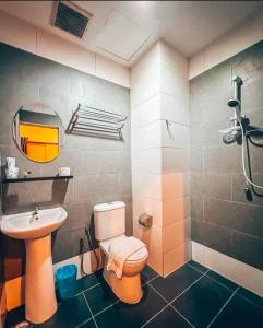 珍南海滩皇家爱格比奇酒店的浴室配有卫生间、盥洗盆和淋浴。