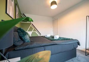 North HykehamFlexible Family Apartment - Great for Business & Family stay的卧室配有一张床