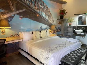 TanauanItaly Condotel Darasa的一间卧室配有一张带桥壁画的大床