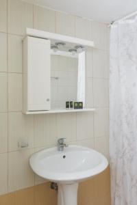 Livadi Astypalaias埃斯佩里斯公寓的浴室设有白色水槽和镜子