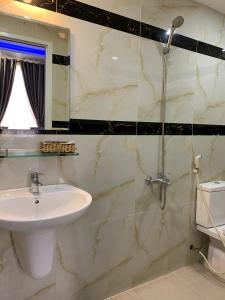 胡志明市HOTEL10H的一间带水槽和淋浴的浴室