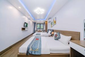 吉婆岛Bao Phuc Hotel的蓝色天花板的客房内的两张床