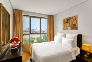 阿可贺巴فندق ميروت-Mirot Hotel的酒店客房设有床和窗户。