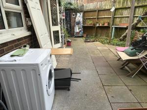 伦敦Tran UK Homestay的洗衣机位于房子外
