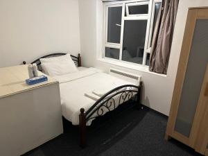 伦敦Tran UK Homestay的一间小卧室,配有床和窗户