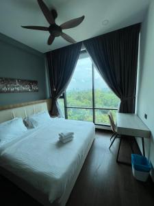 吉隆坡Opus Residences Warisan PNB 118 View的一间卧室配有一张大床和吊扇