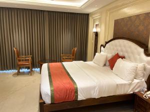 AnachalBritish County Resorts的一间位于酒店客房内的带大床的卧室