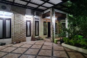 TanjungkarangShazia House - Modern and Cozy Home with 3 Bedrooms and Private Pool的享有带庭院的房屋的外部景致