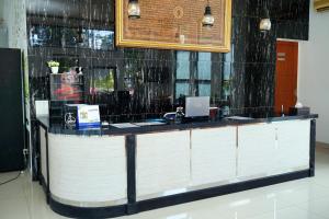 MartapuraUrbanview Hotel Ratu Elok Syariah Banjarbaru by RedDoorz的餐厅的柜台