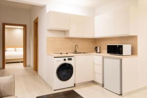 多哈Marriott Executive Apartments City Center Doha的厨房配有洗衣机和水槽