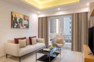 多哈Marriott Executive Apartments City Center Doha的客厅配有沙发和桌子
