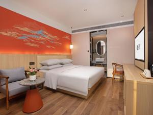 北京北京雍和宫簋街四合院云居酒店的卧室配有一张白色大床和电视。