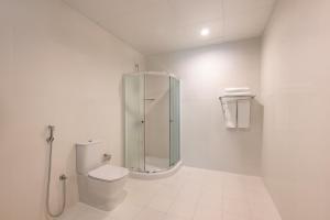 多哈Marriott Executive Apartments City Center Doha的带淋浴和卫生间的白色浴室