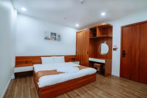洞海Diamond Hotel Quảng Bình的一间卧室配有一张床和镜子