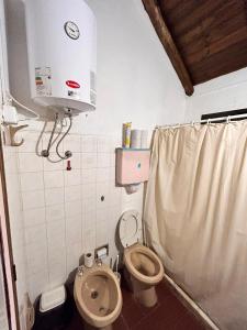 塞拉纳镇El rancho - Espaciosa Casa para 7 en un Oasis de Tranquilidad的一间带卫生间和水槽的小浴室
