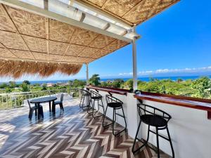 莫阿尔博阿Sedona Resort的一个带桌椅的海景酒吧