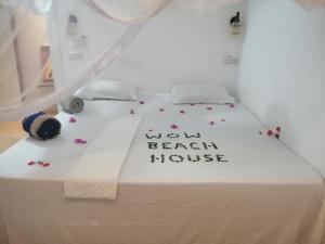 江比阿Wow Beach House的一张有标志的床,上面写着希望法国房子
