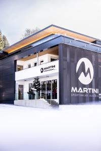 安纳贝格-伦格茨ALPINE LOFT Martini的前面有防暴标志的建筑