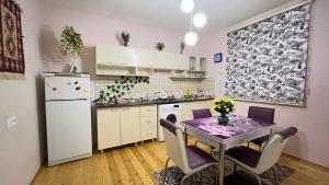 伊斯梅尔雷AkbA-Frame2的厨房配有桌子和白色冰箱。