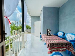 伊斯梅尔雷AkbA-Frame2的客房设有桌椅和阳台。