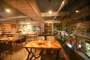 加德满都Daali Hotel & Apartment的一间设有木桌和椅子的餐厅