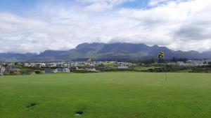 乔治Albatross @ Kingswood的享有以山脉为背景的高尔夫球场的景致