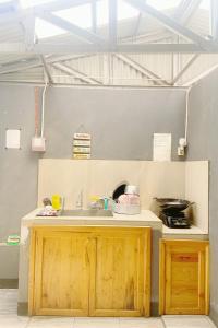 明古鲁省Pondokan Guest House Rinjani Syariah的厨房配有水槽和台面