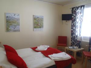 基律纳STF玛丽丰滕斯福利斯科拉酒店的一间房间,床上有红毯