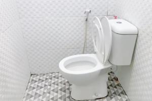 明古鲁省Pondokan Guest House Rinjani Syariah的浴室位于隔间内,设有白色卫生间。