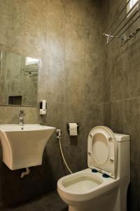 尼兹瓦Nima guest house的一间带卫生间和水槽的浴室