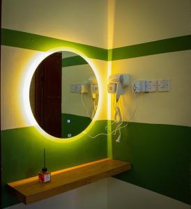 尼兹瓦Nima guest house的浴室设有镜子,并拥有绿色和黄色条纹