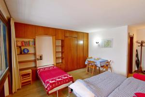 摩德纳迪-坎皮格里奥Carlo Magno Studio apartment的一间卧室配有一张床和一张桌子