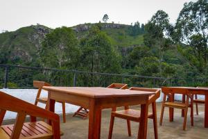 埃拉Rock n Fall Nature Resort的山景庭院里的桌椅