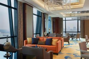 武汉武汉富力威斯汀酒店的带沙发和吊灯的客厅