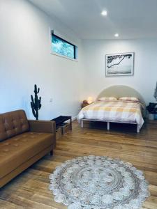 莱伊'NEL' - Rye Beach Studio Retreat的一间卧室配有床、沙发和地毯。