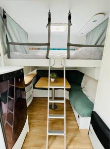 奥纲赖泽Jeanne La Caravane的小房间设有两张双层床和一张书桌