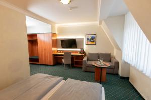 齐根哈根戈斯旅馆的配有一张床和一张书桌的酒店客房