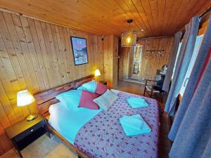 圣吕克Gîte du Prilet的一间卧室配有蓝色和红色枕头的床