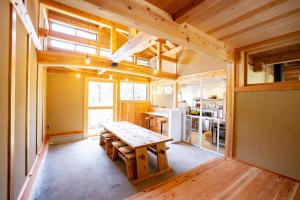 青根Ecommodation 百のやど的房屋内的厨房配有木桌