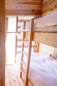 青根Ecommodation 百のやど的小屋内设有一间带两张双层床的卧室