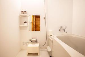 青根Ecommodation 百のやど的白色的浴室设有卫生间和浴缸。