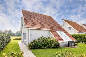 斯哈伦代克Summio Zeeland Village的白色房子,有红色屋顶