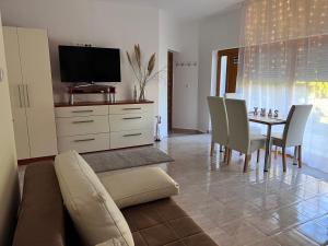 加尔多尼Villa Relax Apartman的客厅配有沙发和桌椅